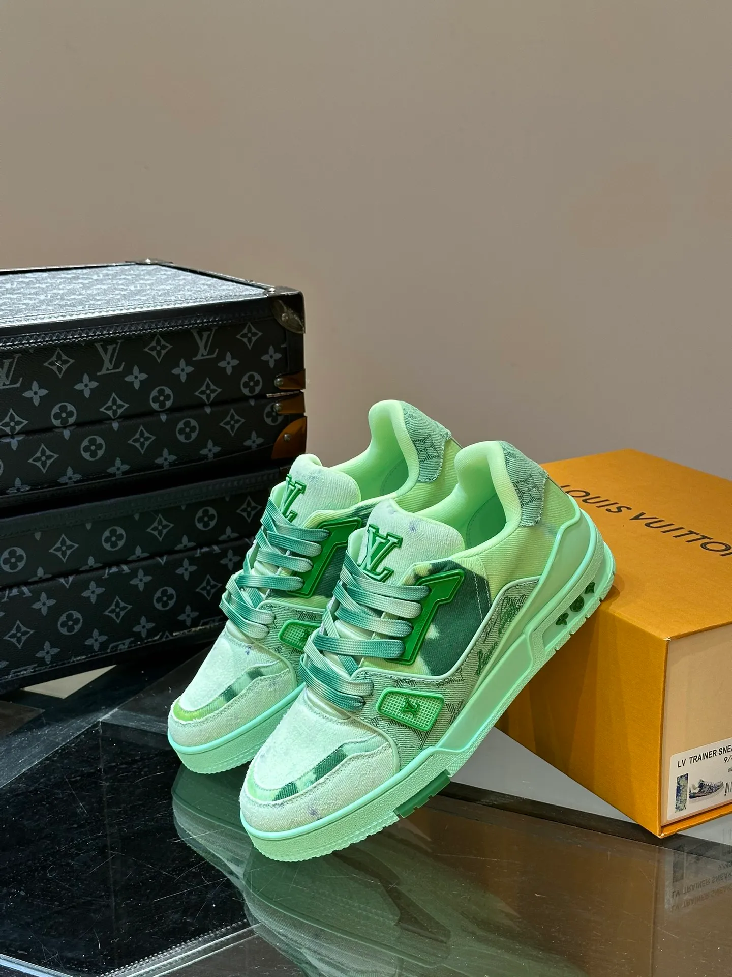 p840 TRAINER Men's canvas distressed sneakers, this LV Trainer sneaker is made of Monogram bleached denim to create a distressed look, reinterpreting Virgil Abloh's original design. Gradient laces complete the trendy details, rubber LV letters are marked on the tongue and side, technical rubber outsole blooms with Monogram flowers, and thick and lightweight EVA rubber outsole completes the whole. The upper is embellished with intricate prints and embroidered Monogram flowers. The rubber-injected rubber outsole continues the iconic elements, with a thick padded collar. The tongue, sides and rear are decorated with LV letters. The outsole is decorated with Monogram flowers. The standard insole continues the comfort experience. Size: 38-45